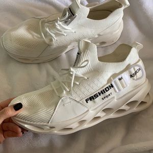 Men’s white sport sneaker